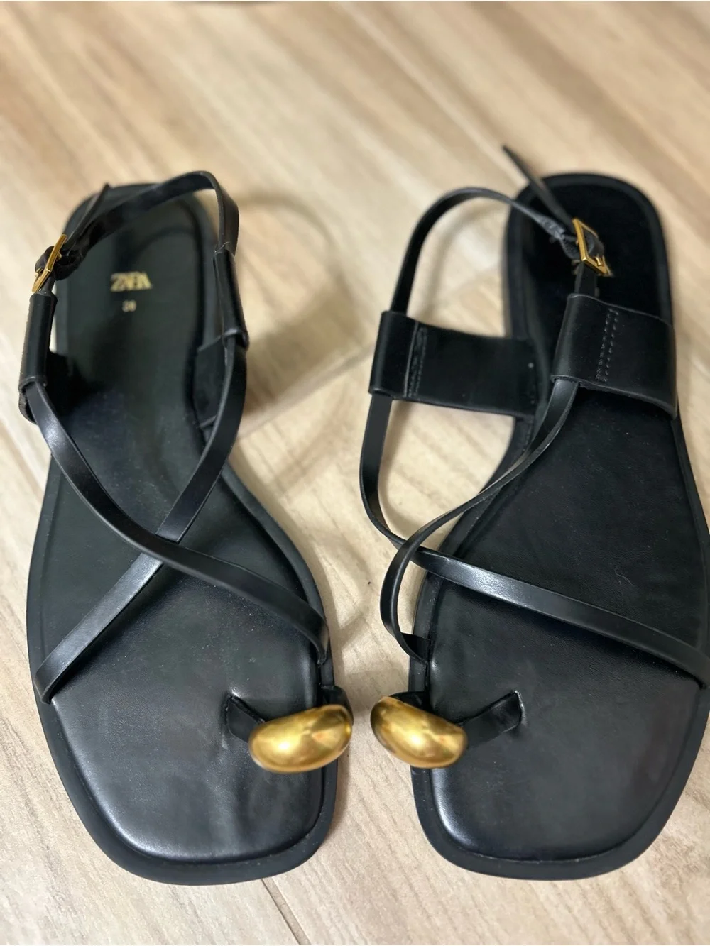 ZARA Black Leather Toe-Ring Sandals with Gold Accent - Picture 6 of 6